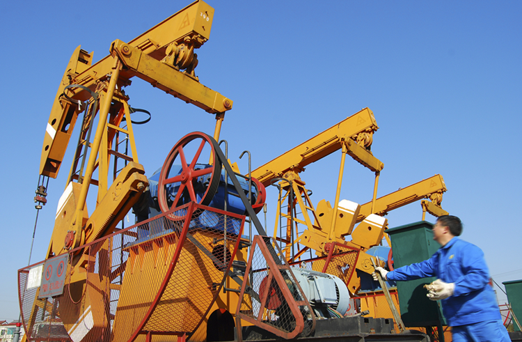 （圖：石油開采現(xiàn)場）