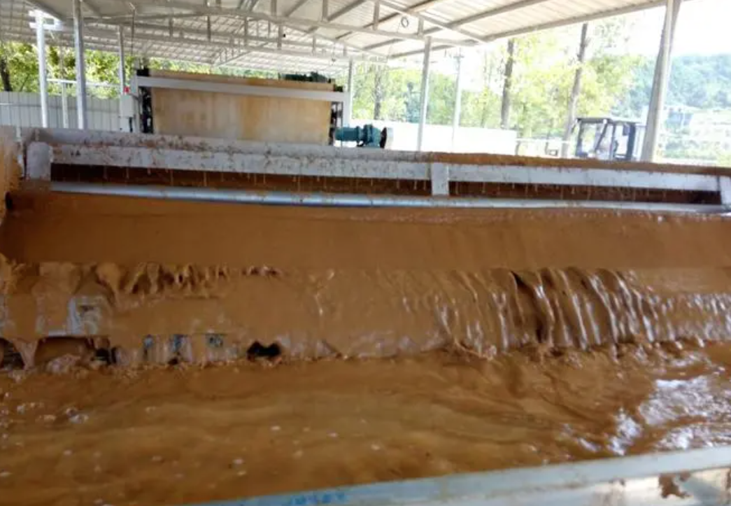 （圖：盾構(gòu)機(jī)泥漿污水消泡劑應(yīng)用）