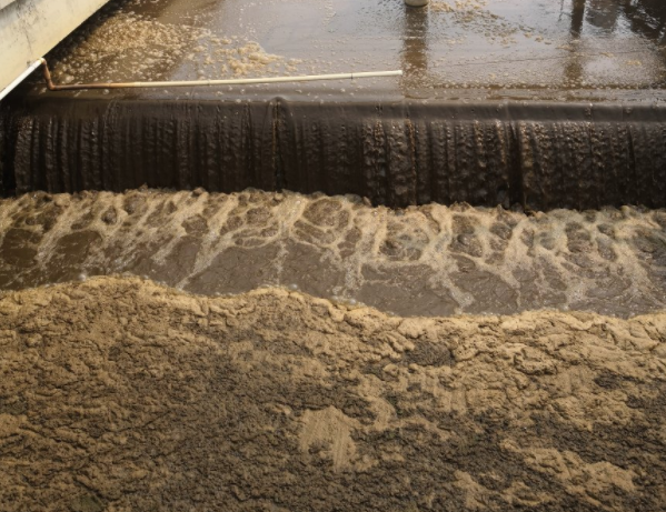 (圖:工業(yè)污水起泡沫現(xiàn)場)