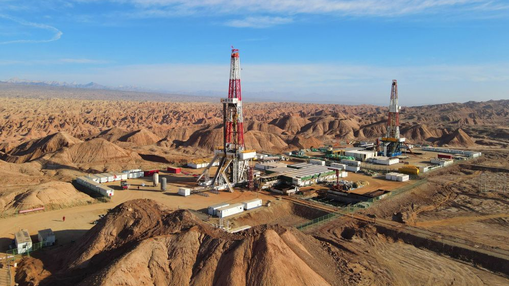 (圖:油田鉆井現(xiàn)場工藝)