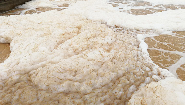 (圖:化工污水處理起泡場景)