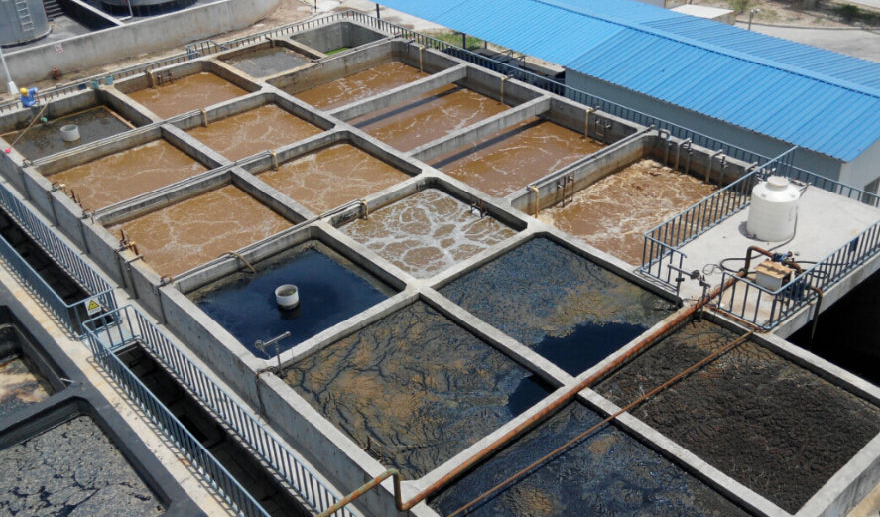 (圖:污水處理池泡沫)