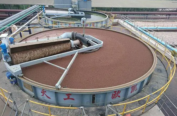 （圖：電廠爐渣廢水處理池起泡場景）